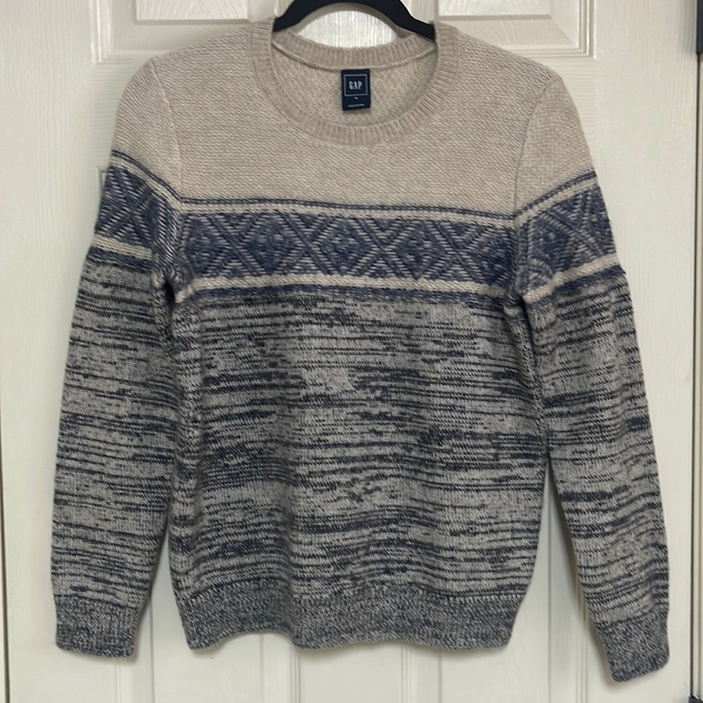 Gap sweater size medium (fits like a small). See pictures!